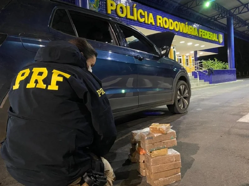 APÓS FUGA NA RODOVIA, PRF APREENDE CRACK E COCAÍNA DENTRO DE CARRO