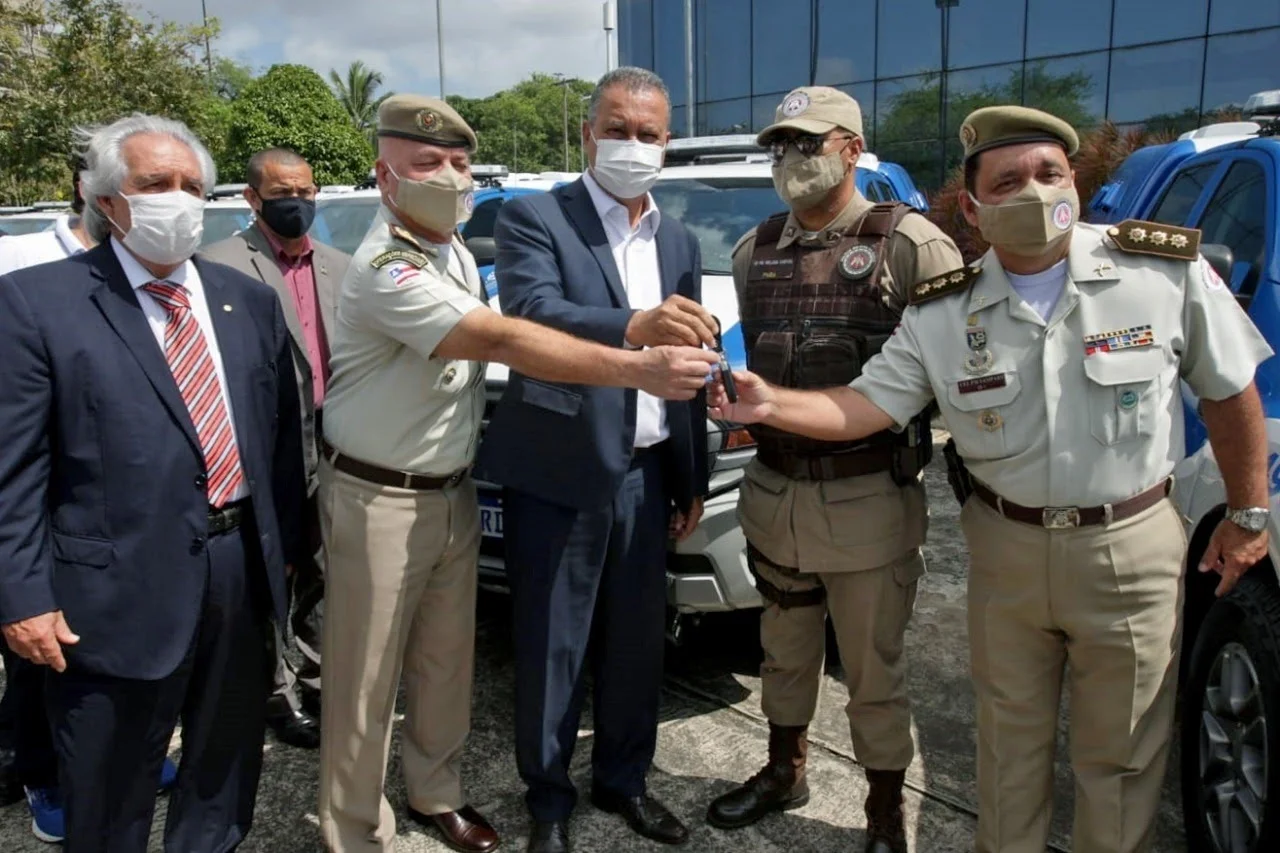 Rui entrega mais 49 viaturas para a PM e anuncia convocação de 1,7 mil policiais militares