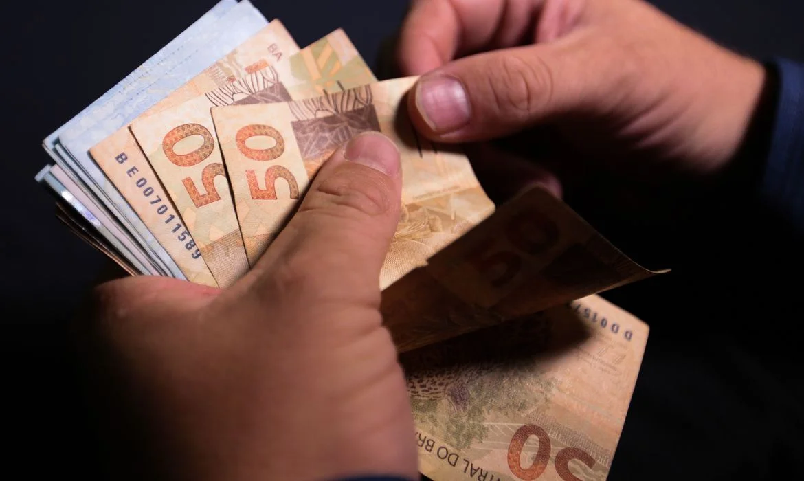 Salário mínimo em 2022 poderá ser de R$ 1.169