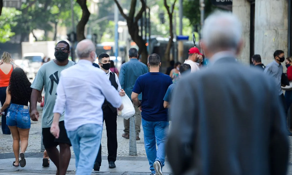 Covid-19: casos no país diminuem após ajuste de dados em estados