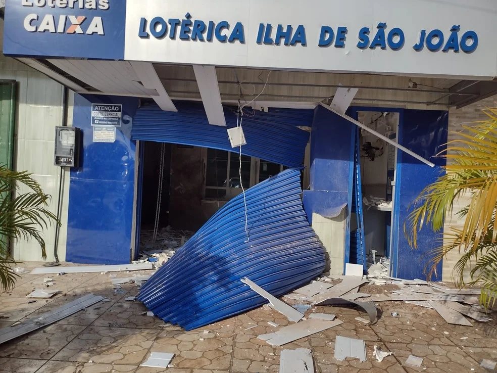 Casa lotérica é explodida em Simões Filho, região metropolitana de Salvador; FOTOS
