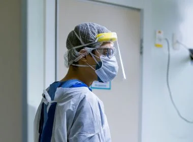 Mesmo com fim da pandemia, Covid permanecerá e deve causar gripe grave