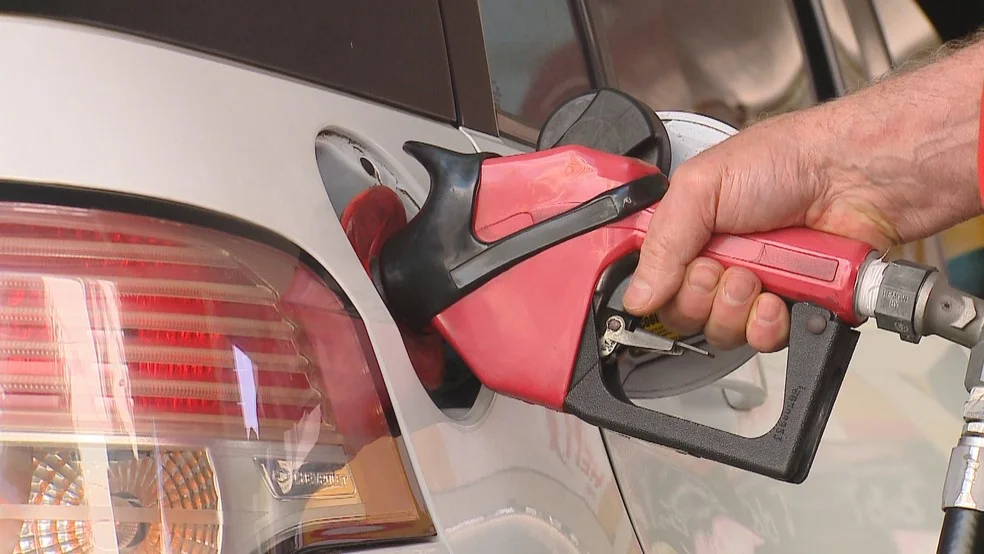 Gasolina sobe 3,3% em uma semana e chega a custar R$ 7,49 o litro, segundo a ANP
