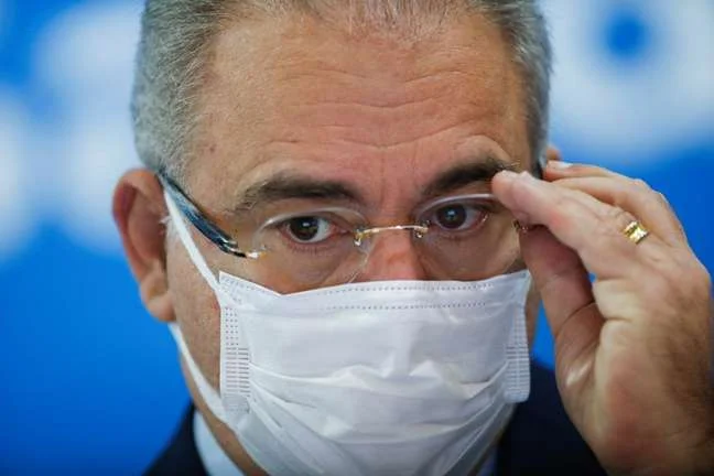 Brasil aplicará doses de reforço a todos maiores de 18 anos
