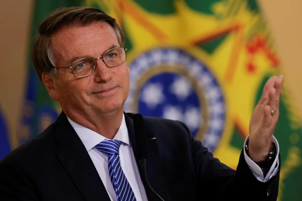 De olho em 2022, Bolsonaro quer aumento de salário para policiais
