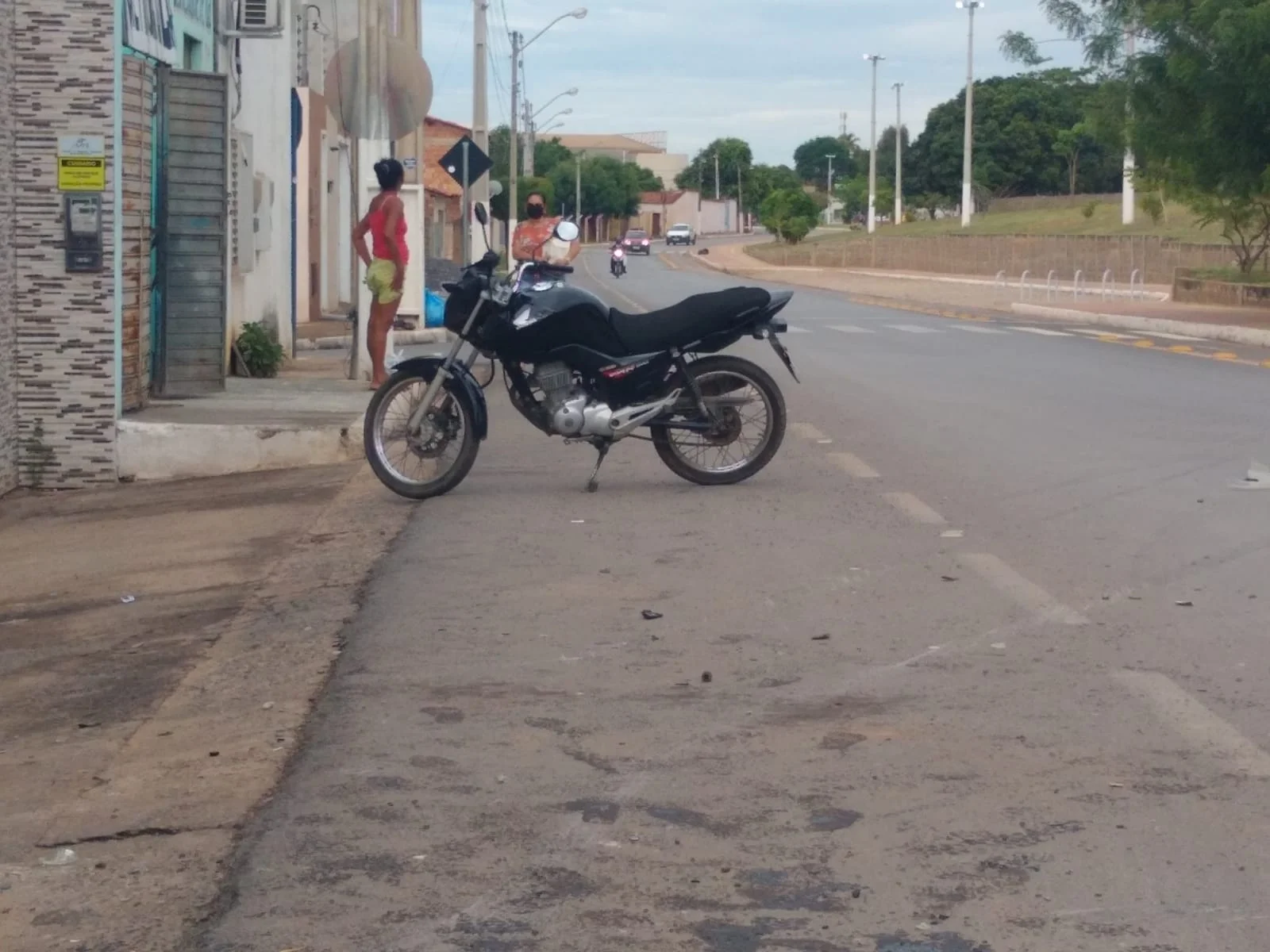 Motorista de Peugeot perde o controle da direção e provoca acidente na Rua das Turbinas, em Barreirinhas.