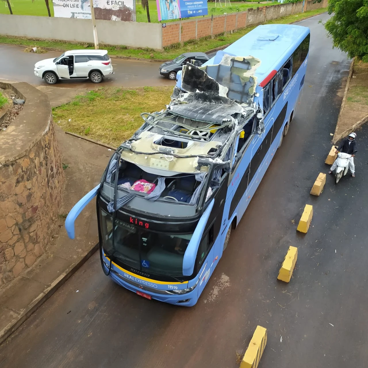 BARREIRAS: ÔNIBUS TEM PARTE DO TETO ARRANCADO AO PASSAR DEBAIXO DE PONTE