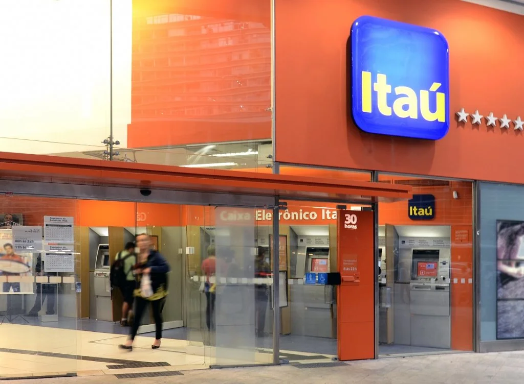 Morador de rua invade o banco Itaú, mas é detido pela polícia militar
