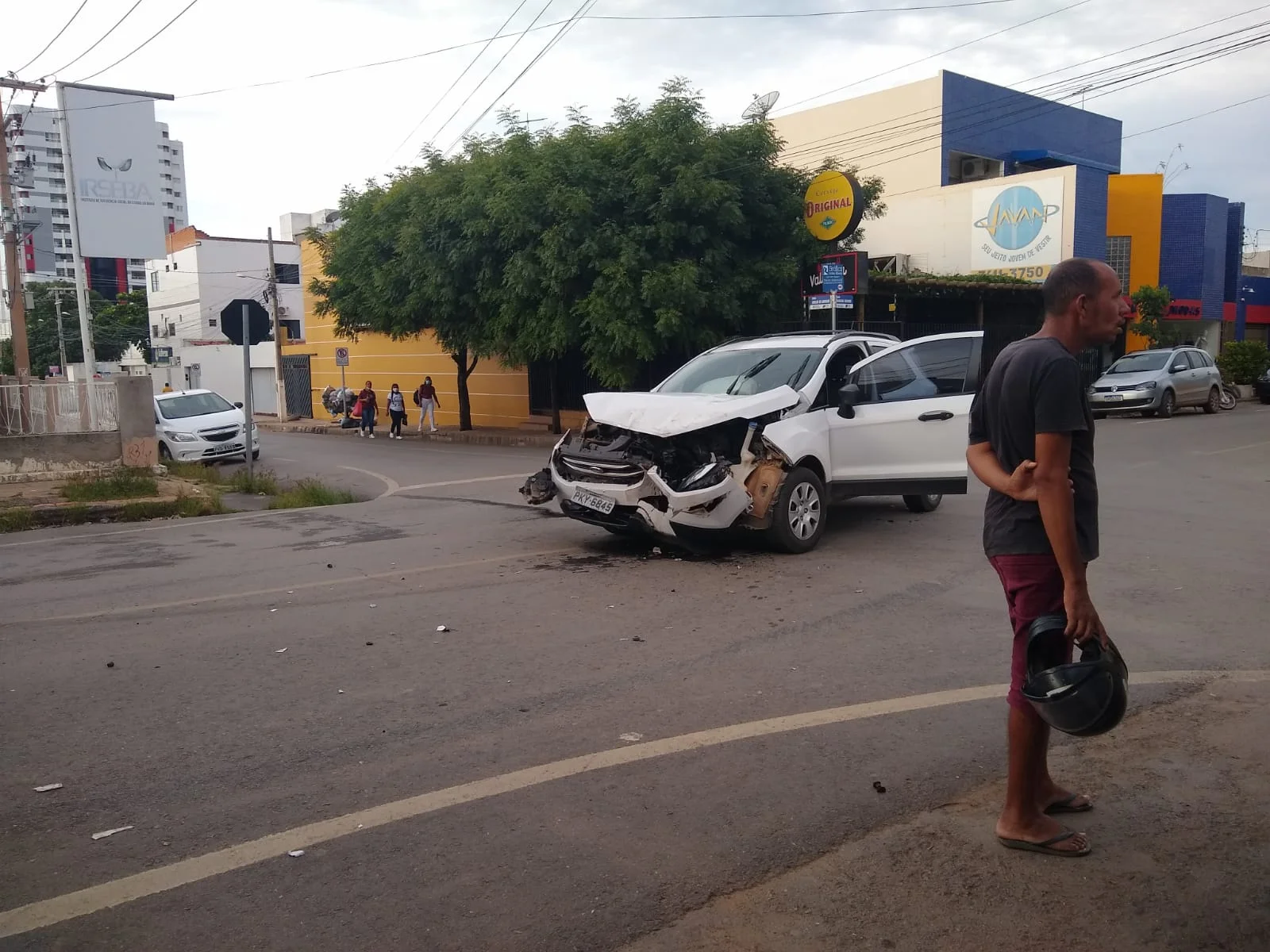 Mulher desrespeita placa de parada obrigatória e provoca acidente no bairro Vila Dulce