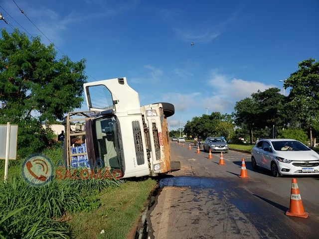 CAMINHÃO CARREGADO COM FRANGOS TOMBA PRÓXIMO À ROTATÓRIA EM FRENTE À RODOVIÁRIA