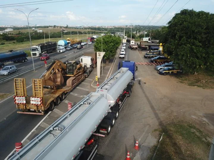 PRF realiza operação na Bahia e intensifica fiscalização a veículos de cargas superdimensionadas, excedentes e serviços de escolta; 680 toneladas de excesso de peso foram retirados das rodovias