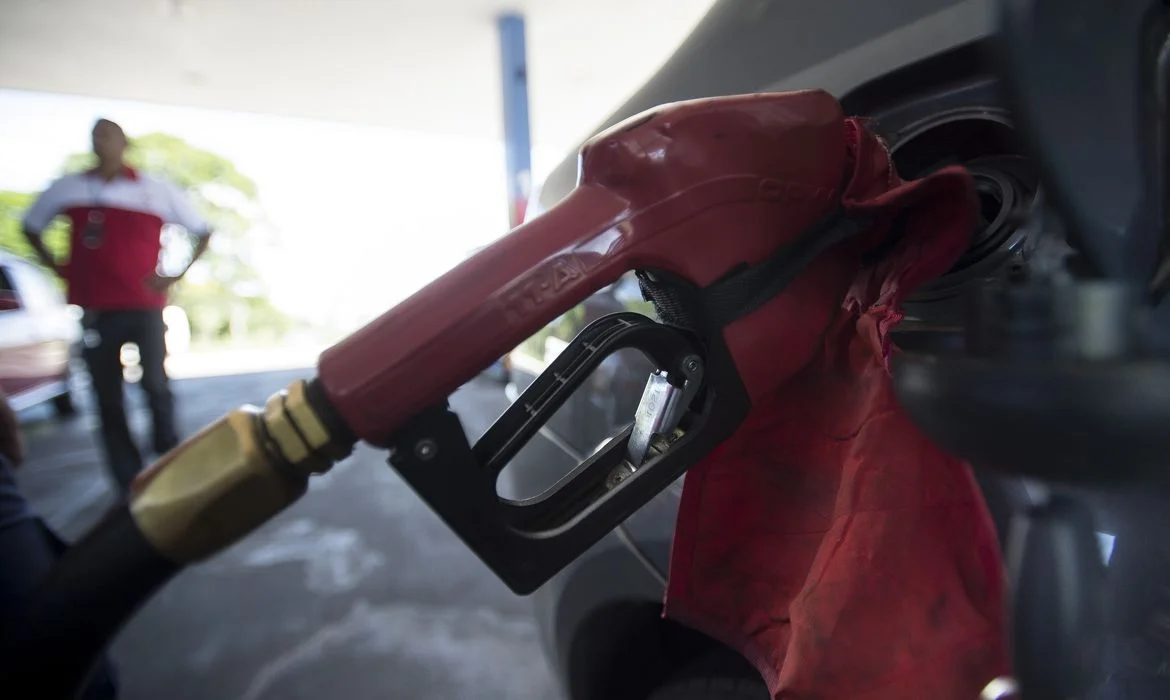 Barril de petróleo bate recorde e senadores discutem depois do carnaval projetos para barrar as altas dos combustíveis