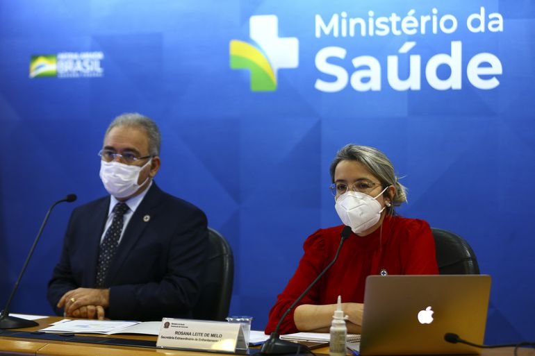 O ministro da Saúde, Marcelo Queiroga, e a secretária extraordinária de enfrentamento à Covid19, Rosana Leite de Melo, durante entrevista coletiva  sobre a metodologia de distribuição de doses da vacina Covid-19.