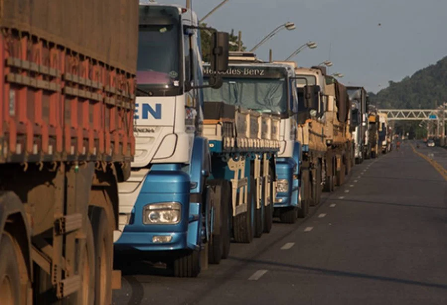 Bolsonaro muda cálculo de frete a caminhoneiros após aumento do diesel