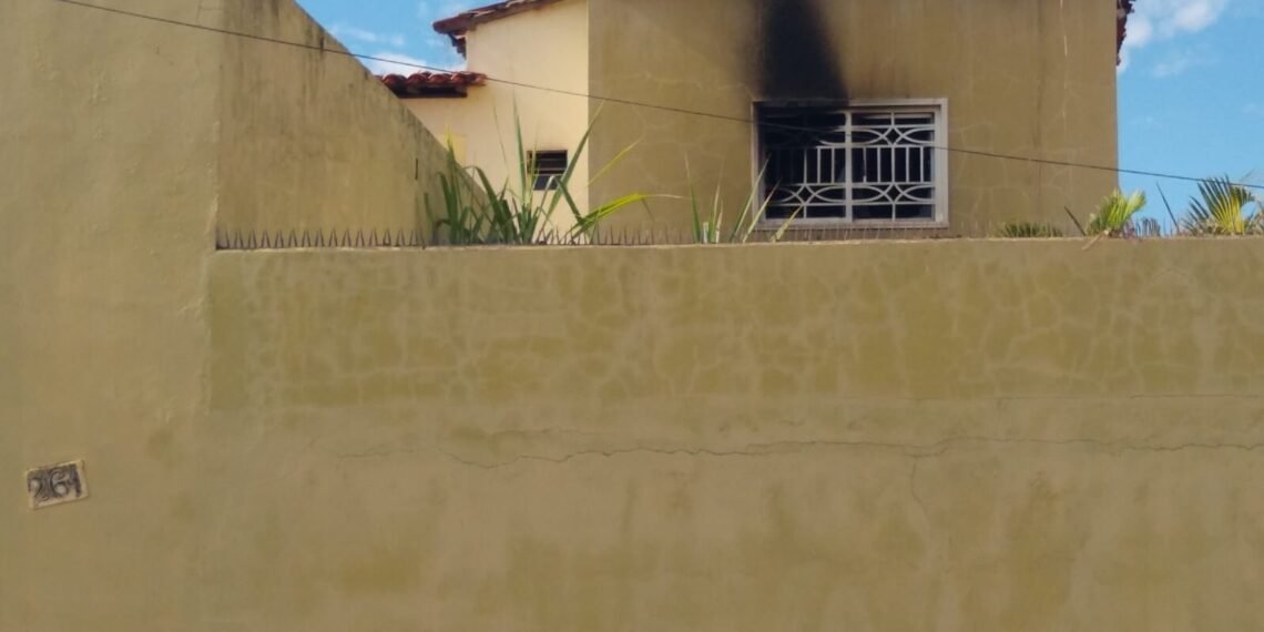 Incêndio deixa casa parcialmente destruída em Barreirinhas
