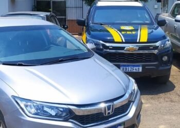 Após pai ser preso com moto furtada, PRF prende filho que compareceu à delegacia conduzindo carro roubado