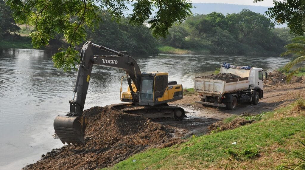 Prefeitura de Barreiras inicia mais uma etapa de desassoreamento do Rio Grande na Orla do Cais da cidade