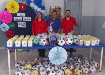 Projeto dê Bola Para a Paz: Estudantes da Escola Municipal Antônio Bento trocam armas de brinquedo por bolas de futebol