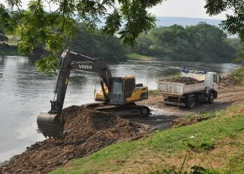 Prefeitura de Barreiras inicia mais uma etapa de desassoreamento do Rio Grande na Orla do Cais da cidade