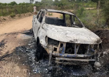 Carros de criminosos que atacaram três agências bancárias em Irará são encontrados queimados