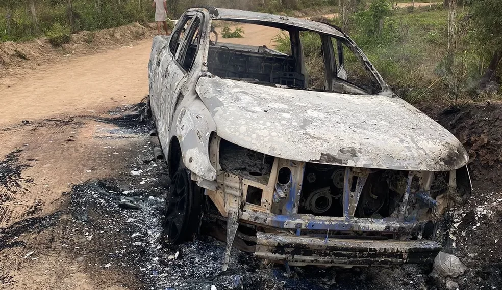Carros de criminosos que atacaram três agências bancárias em Irará são encontrados queimados