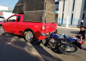 Motociclista sofre acidente no semáforo do INSS