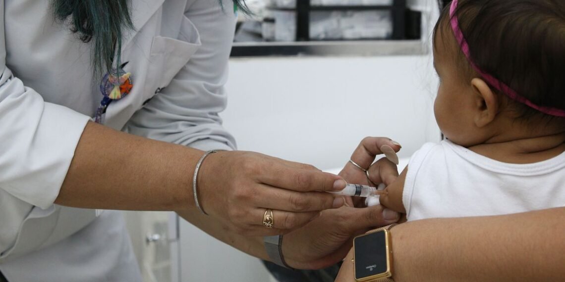 País recebe vacinas contra covid-19 para crianças de 6 meses a 3 anos