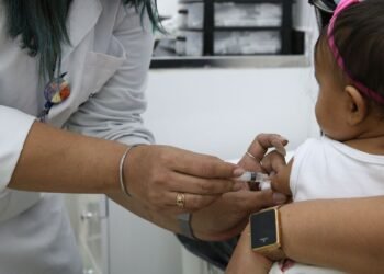 País recebe vacinas contra covid-19 para crianças de 6 meses a 3 anos