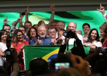 Em primeiro discurso, Lula diz que combate à miséria é sua missão