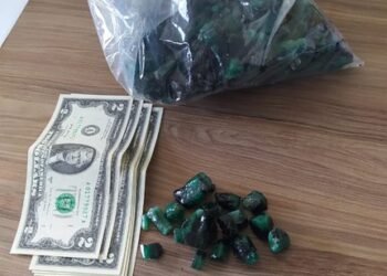 PRF apreende esmeraldas e dólares na BR 116 em Feira de Santana (BA)