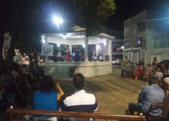 Sarau na praça lembra dia do poeta