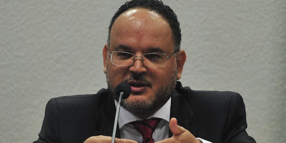 Ex-ministro Henrique Paim coordenará educação na equipe de transição