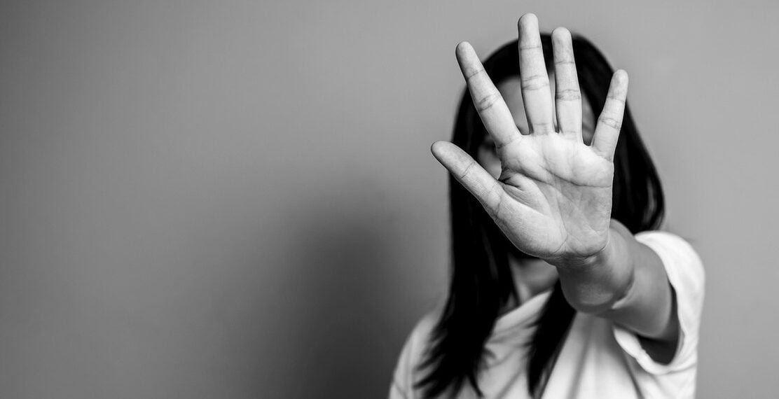 Adolescente estuprada desde os seis anos pelo avô procura a delegacia de polícia