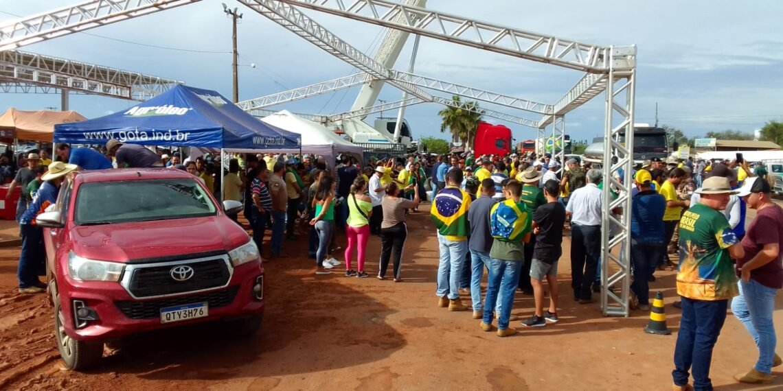 PC impede montagem de estrutura para manifestantes em LEM