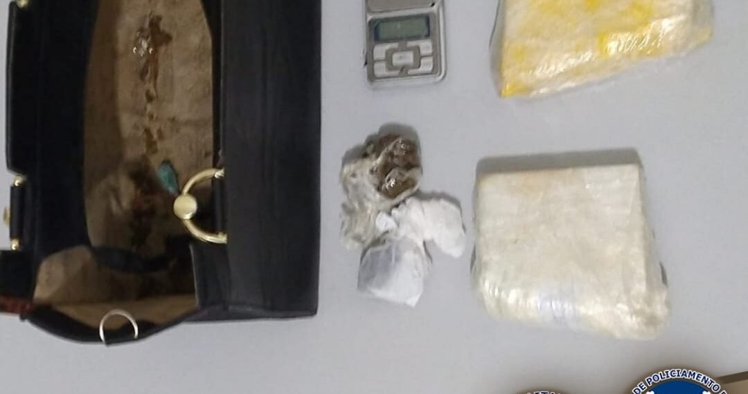 Mulher é flagrada com droga ao ser revistada após atitude suspeita