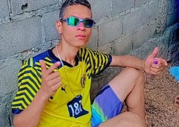 Jovens são surpreendidos a tiros no bairro São Sebastião. Um deles morreu no local