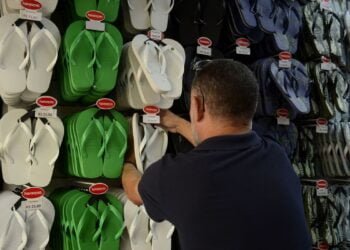 Confiança do empresário cai 3,3 pontos em outubro, diz FGV