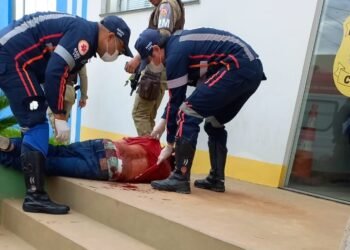 Mulher que atacou o próprio pai a quem acusa de molestar sexualmente sua filha diz que também foi violentada por ele