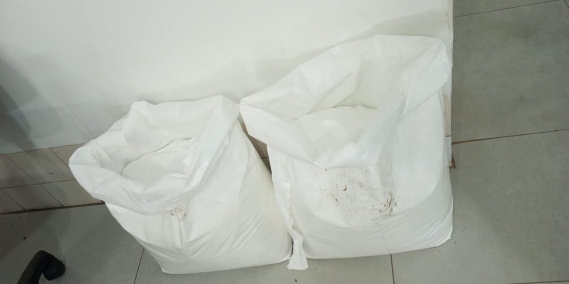 Morte decorrente de resistência à intervenção policial. Polícia encontra dois sacos de cocaína no local do fato.