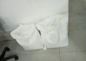 Morte decorrente de resistência à intervenção policial. Polícia encontra dois sacos de cocaína no local do fato.