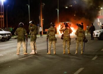 Manifestantes tentam invadir sede da PF e queimam veículos no DF