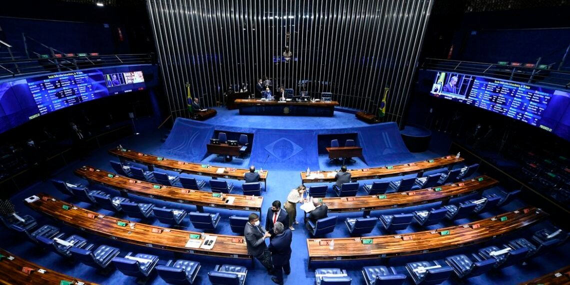 Política Senado aprova PEC da Transição