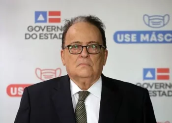 Chefe da SSP-BA, Ricardo Mandarino sofre acidente e carro pega fogo; secretário não se feriu