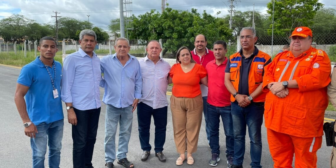 Governador em exercício e governador diplomado visitam áreas alagadas pela chuva