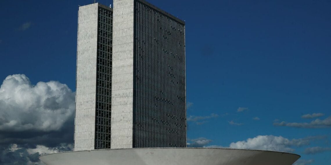 Piso salarial de enfermagem é aprovado em comissão especial da Câmara