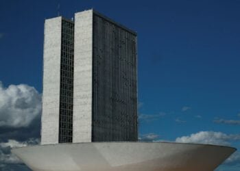 Piso salarial de enfermagem é aprovado em comissão especial da Câmara