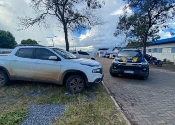 PRF recupera caminhonete furtada e prende motorista por crime de receptação