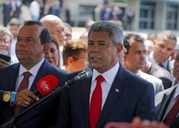 Índigena, Armadinho e Neojibá levam emoção à transmissão de cargo de Jerônimo