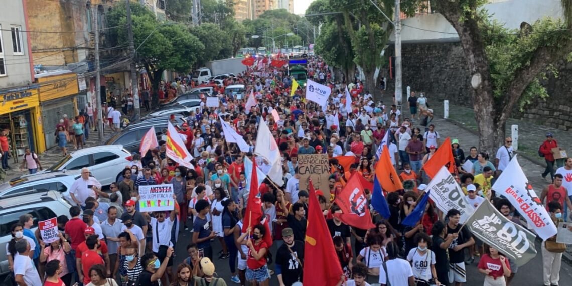 Militantes do PT, de partidos de esquerda, movimentos populares e centrais sindicais protestam em Salvador contra atos golpistas
