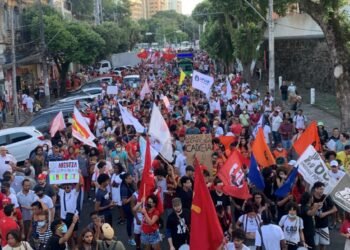 Militantes do PT, de partidos de esquerda, movimentos populares e centrais sindicais protestam em Salvador contra atos golpistas